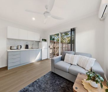 Stylish, Fully Furnished Unit in Central Location - All Bills Inclu... - Photo 2