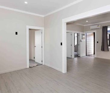 Spacious Home With Large Garage - Photo 3