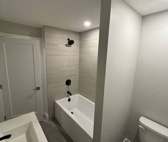 1BR ground-floor suite - Photo 2