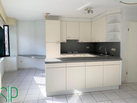 Ruim twee-slaapkamerappartement met terras en autostaanplaats in het centrum van Geel. - Photo 5