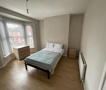 4 bedroom end of terrace house to rent - Photo 1