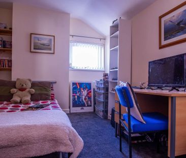 Contemporary five bedroom house in prime location - Photo 6