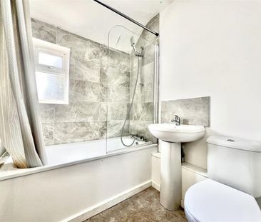 New Road, Hanworth, TW13 - Photo 6