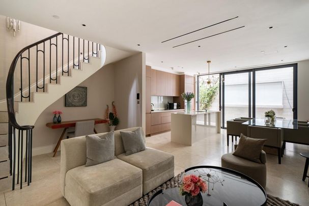 4 bedroom mews to rent - Photo 1