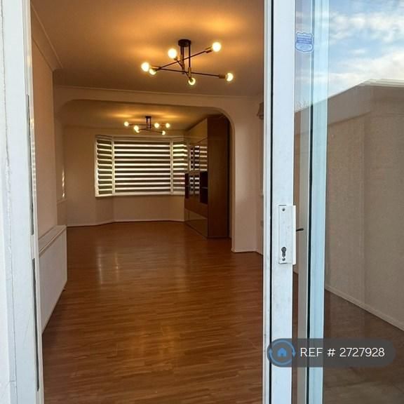 4 bedroom semi-detached house to rent - Photo 1