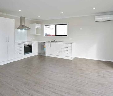 Modern townhouse in Enderley - Photo 3