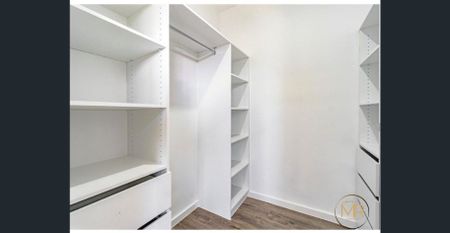 Spacious Family Home in Roxburgh Park - Photo 2