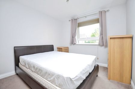 Flat to rent - Sparkes Close, Bromley, BR2 - Photo 3
