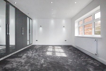 5 Bed Detached House, Salmon St, NW9 - Photo 2