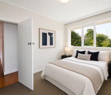 Light-Filled Two-Bedroom Apartment with Leafy Outlook - Photo 3