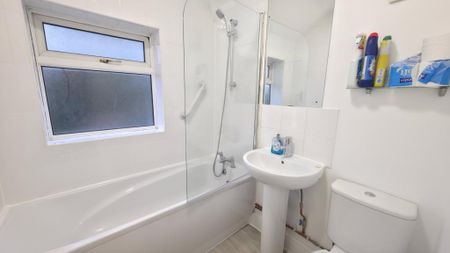 3 bedroom semi-detached house to rent - Photo 5