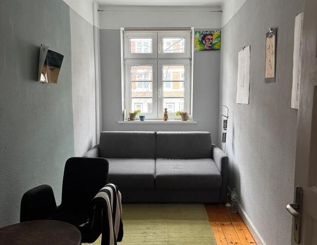 Kleines Zimmer in gemütlicher Wohnung mit Badewanne, Loggia - Photo 1