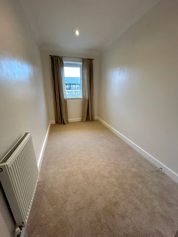 2 Bedroom Top Floor Flat To Let in Croydon - Photo 3