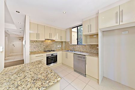 Oversized Ground-Floor Apartment with Large Courtyard in a Quiet Tree-Lined Street - Photo 4