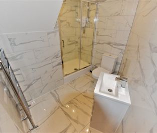 2 bedroom Flat in Springwood Road Flat 2, Leeds - Photo 2