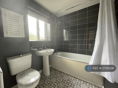 3 bedroom semi-detached house to rent - Photo 3