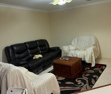 Thornlie - Photo 1