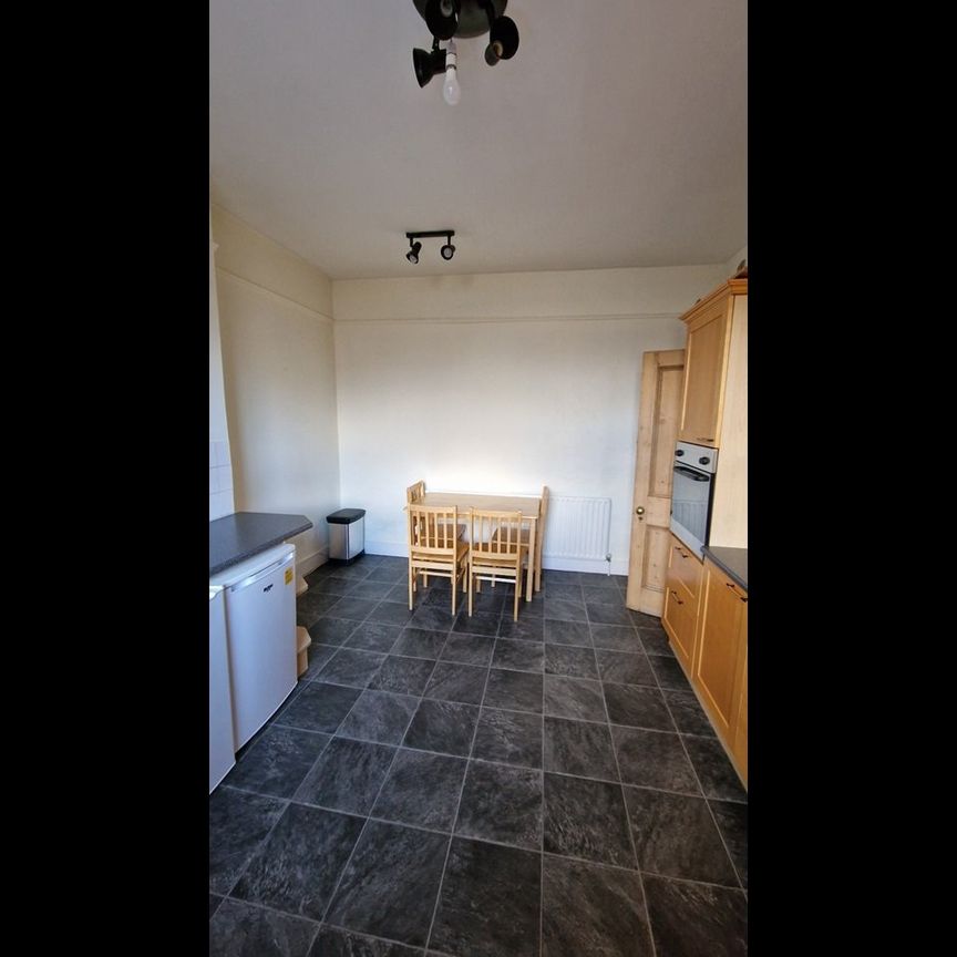 Room in a Shared Flat, Bellevue Road, SW17 - Photo 1