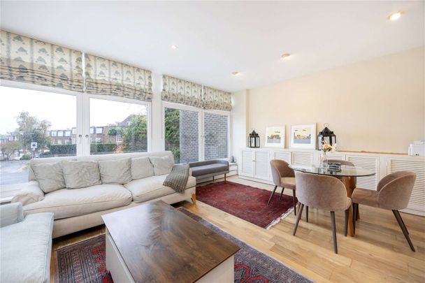 An attractive townhouse well located by the All England Tennis Club in Wimbledon. - Photo 1