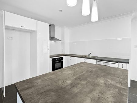 Top Floor Apartment with Water Views - Photo 5