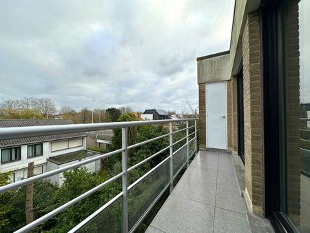 Lichtrijk appartement met drie slaapkamers - Photo 2