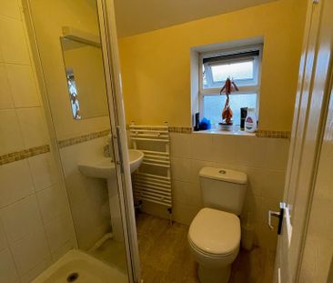 1 bedroom in a flat share to rent - Photo 4