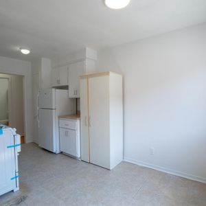 2 Beds 1 Bath - 575 32e Avenue, Lachine - Photo 3