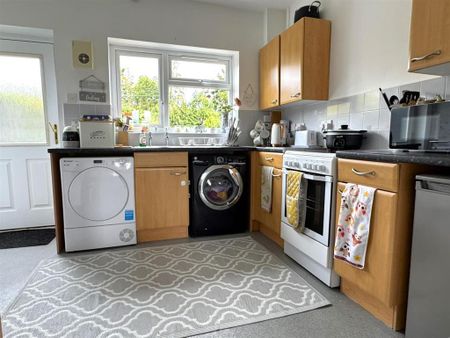 3 bedroom semi-detached house to rent - Photo 4