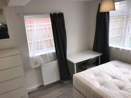 1 bedroom in a house share to rent - Photo 3