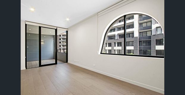 LUXURY EXECUTIVE ONE BEDROOM WITH PARKING & STORAGE CAGE- CENTRAL LOCATION OF GLEBE - Photo 1