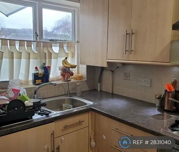 3 bedroom semi-detached house to rent - Photo 2