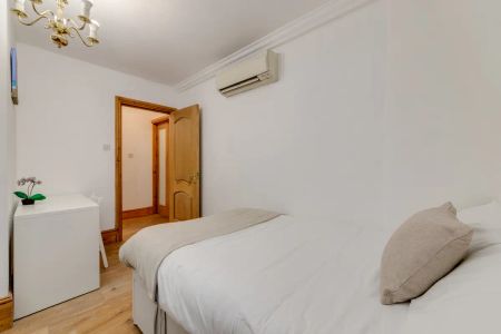 3 bedroom flat in London - Photo 3