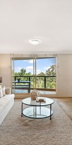 Oversized Apartment - Photo 3