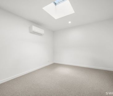 Brand new chic three level residence in prime location - Photo 4