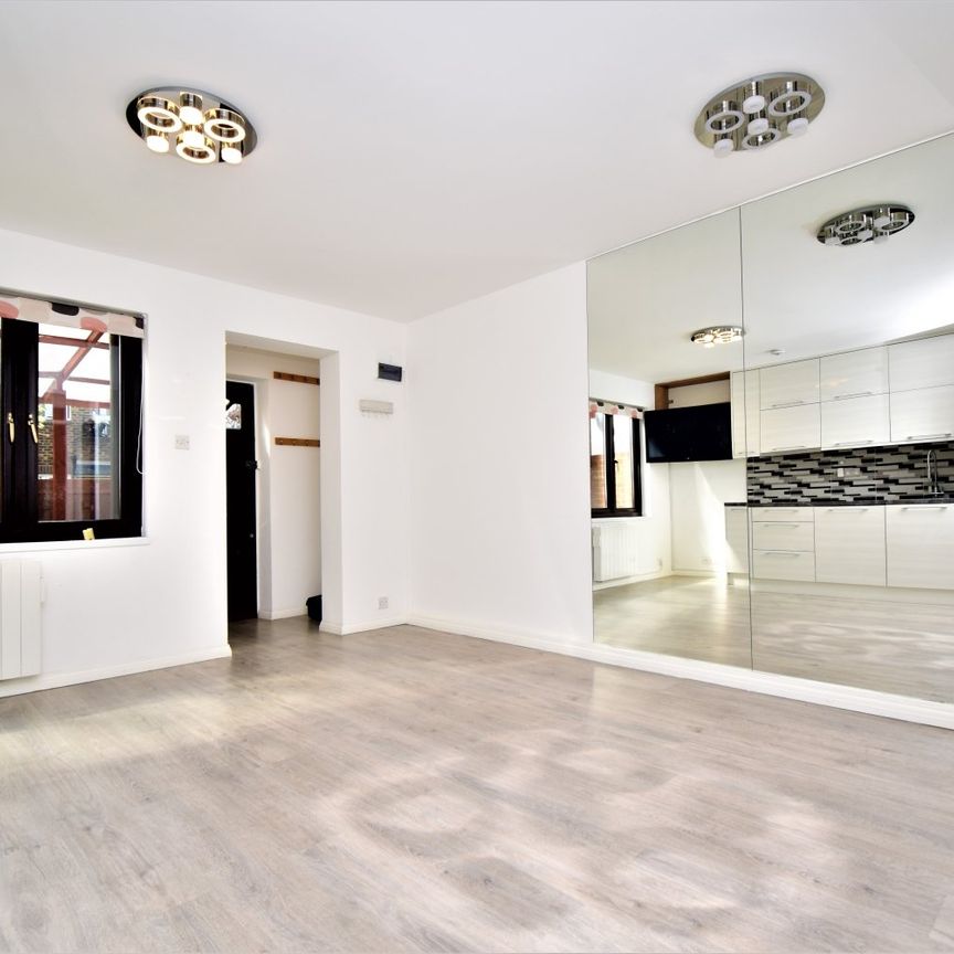 Maisonette to rent - Lister Walk, London, SE28 - Photo 1