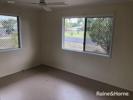 3 BEDROOM HOME MORANBAH - Photo 2