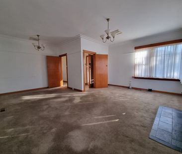 Perfect Family Home with exceptional rear gardens - Photo 2