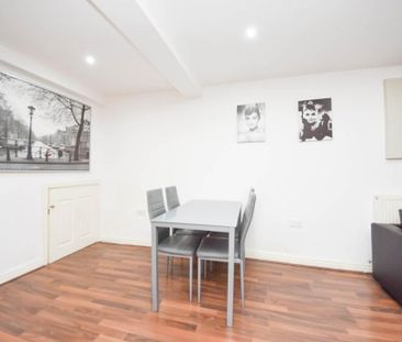 2 bedroom mews to rent - Photo 5