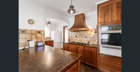 Spacious Family Home - Photo 2