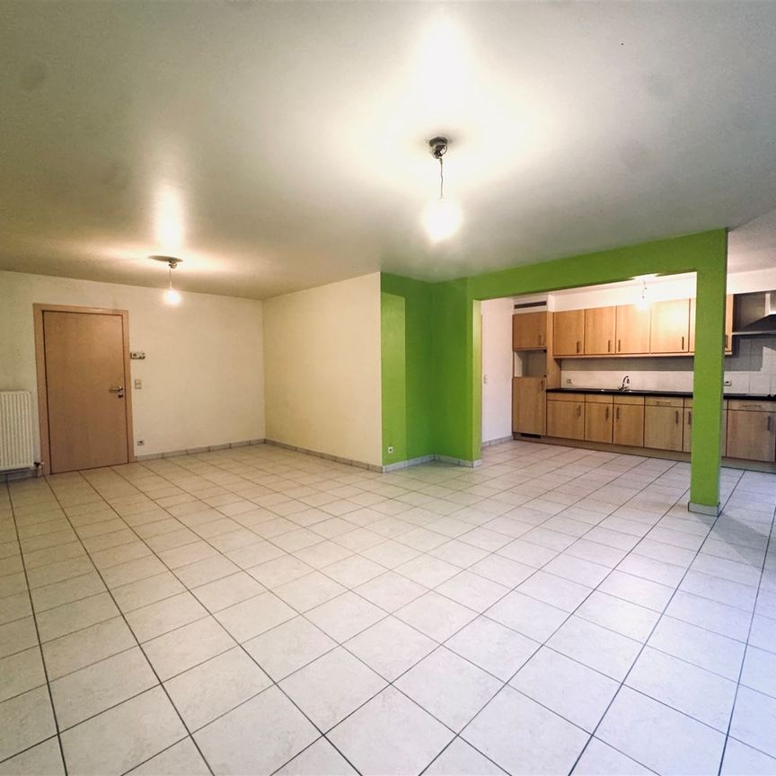 Gesloten bebouwing in rustige omgeving met garage - Photo 1