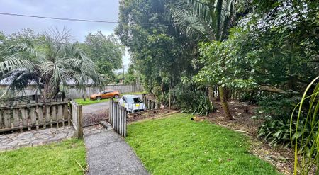 Charming Character Home in the Heart of New Lynn - Photo 3