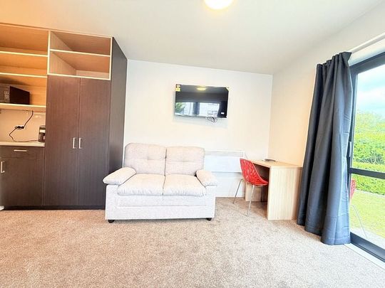 Studio apartment with Utilities Included - Photo 1