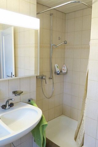 Top-Wohnlage mit Gartensitzplatz - Photo 2