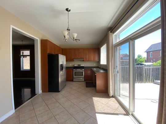 For Lease - 2329 Blue Oak Circle, Oakville, Ontario - Photo 1