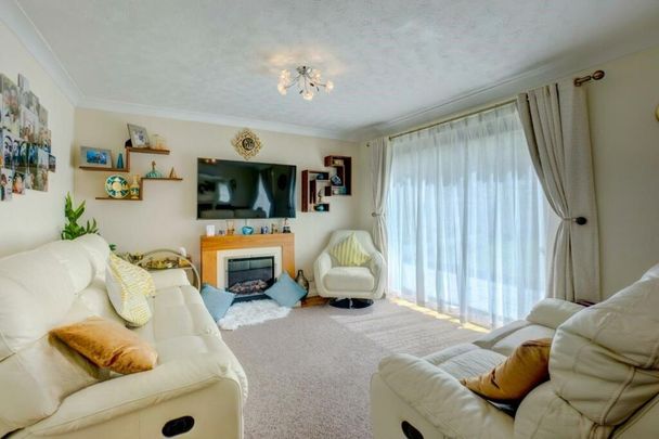 3 bedroom semi-detached house to rent - Photo 1