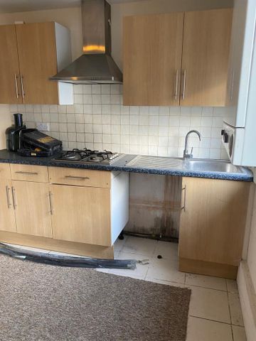 4 bedroom semi-detached house to rent - Photo 2