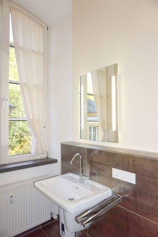 Große, exklusive barrierefreie Schlosswohnung mit modernen Einbauküchen, großem eigenem Garten, mehreren Tageslichtbädern und Park! - Photo 5