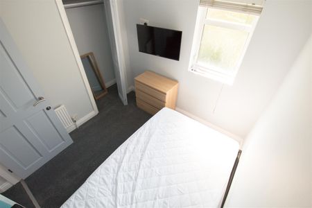 4 bedroom semi-detached house to rent - Photo 4