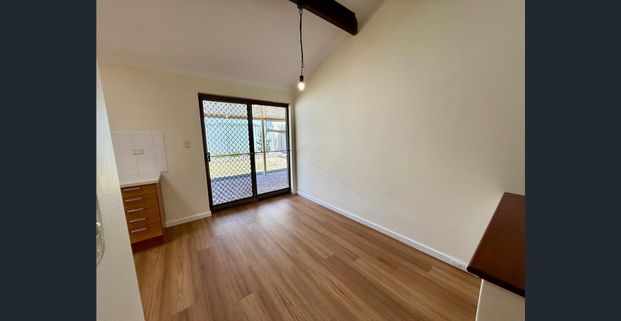 Aircons in living & all bedrooms. No carpet. Near Tompkins Park. - Photo 1