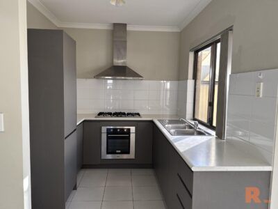 Spacious Family Living in a Quiet Cul-de-Sac - Photo 2